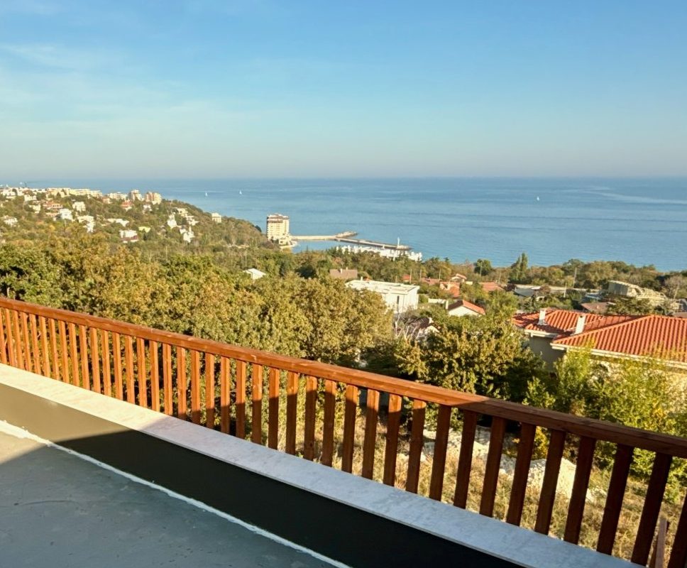Roof terrace overlooking the Black Sea and St. Constantine harbour